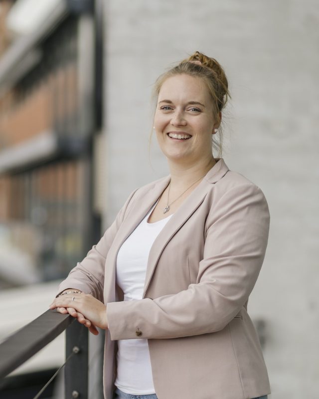 Julia Bartz